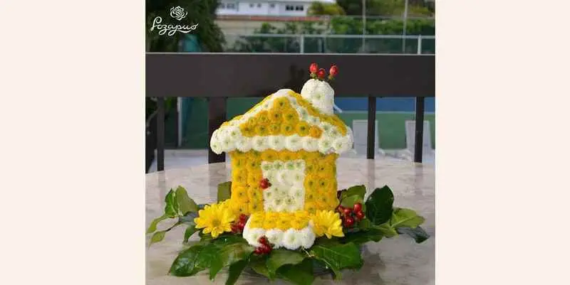 Игрушка из цветов - Избушка